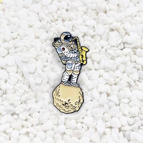Astronaut Bakers custom enamel brooch in the universe sounds Bakers Saturn planet badge backpack lapel pin jewelry
