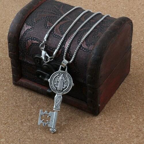 Hot 10pcs / Lot Saint Benedict Exorcism Medal Catholic Cross Key Charm Fashion Pendant Necklace A-173d