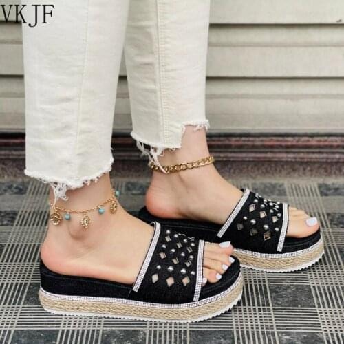 2021 Womens Slippers Fashion Sandals Simple Vamp Rhinestone Rivets Embellished Fashion Thick-soled Womens Slippers Beach Shoes