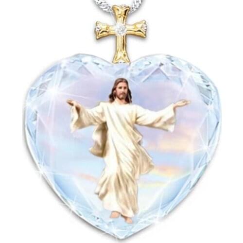 Exquisite Heart Shaped Crystal Necklace Jesus Pattern Golden Cross Fashion Ladies Pendant Jewelry