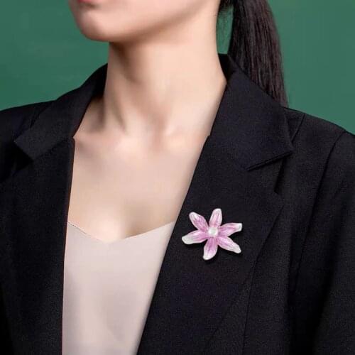 Morkopela Plant Brooch Freshwater Pearl Pink Flower Brooch Fashion Enamel Pin Brooches Clothes Scarf Pins Jewelry Gift for Women