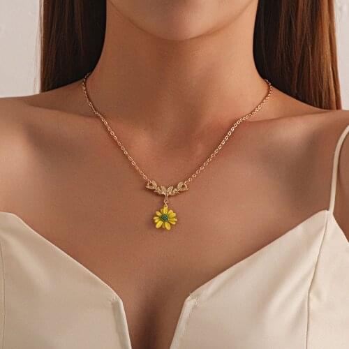 Fashion Trendy Yellow Daisy Flower Pendant Necklace for Women Simple Temperament Geometric Clavicle Necklace Jewelry YN1845