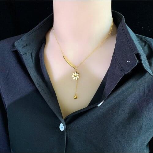 COWBREAD Exquisite Clavicle Chain Necklace for Women Daisy Flower Titanium Steel Necklace Womens Neck Chain Jewelry