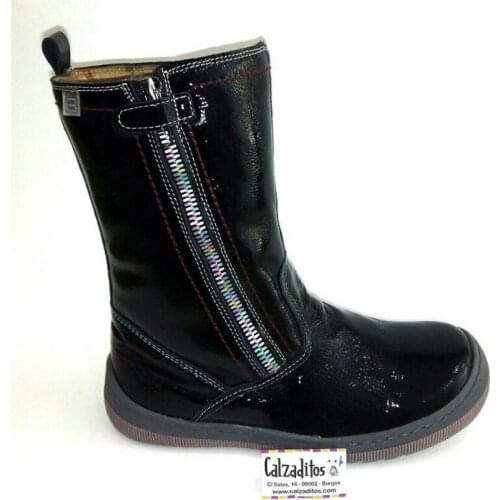 Black crinkled patent leather boots with zipper for girl, by Andanines