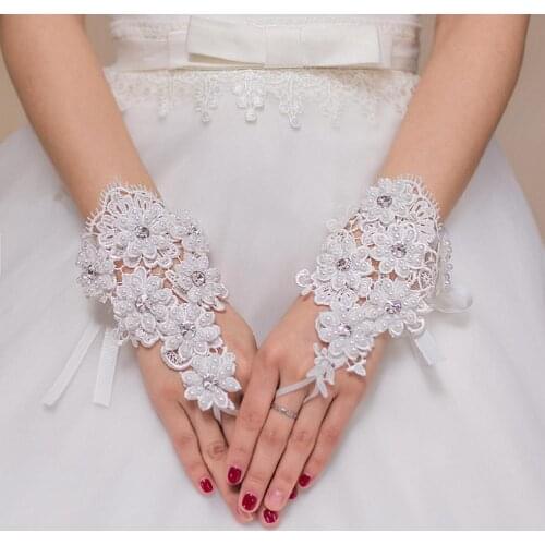 2019 Fashion Stain Short White Bridal Gloves with Beading Lace Fingerless Bridal Wedding Gloves Wedding accessories