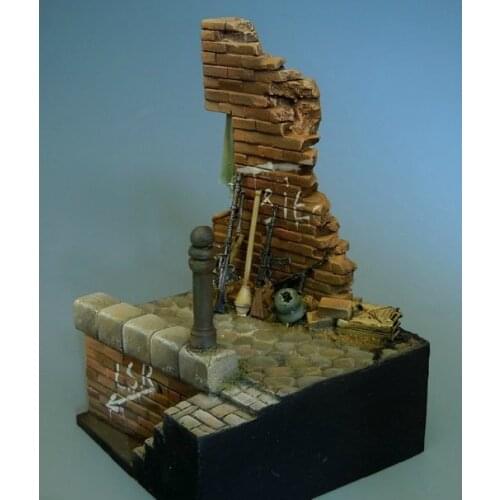 1:35 European street ruins