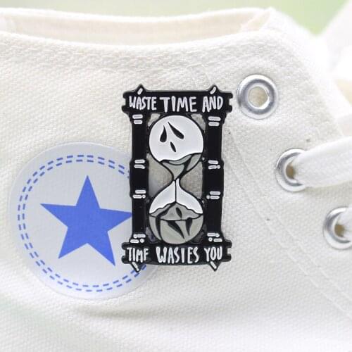 Old timer hourglass metal button pin precious time "You waste time or time waste you" commemorative badge backpack lapel brooch