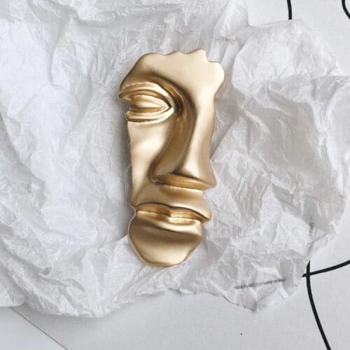HUANZHI 2019 New Exaggerated Funny Abstract Gold Metal Western Accessories Half Human Face Portrait Brooch for Women Party