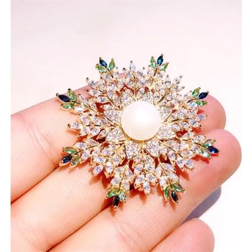 New Luxury Snowflake Brooches For Women Accessory Clear Cubic Zirconia Brooch Pin Elegant Shawl Buckles Pins Christmas Jewelry