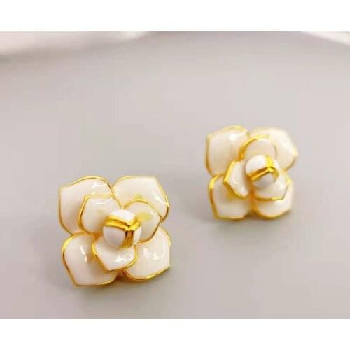 The new Japanese and Korean ins popular white flower shape studs women fashion street temperament trend ear accessories earrings