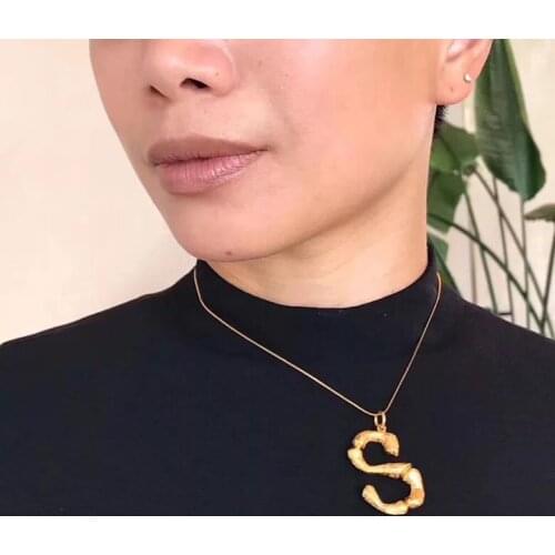 2018 new arrival luxury exaggerated metal letter necklace fashion temperament lava alphabet necklace 278