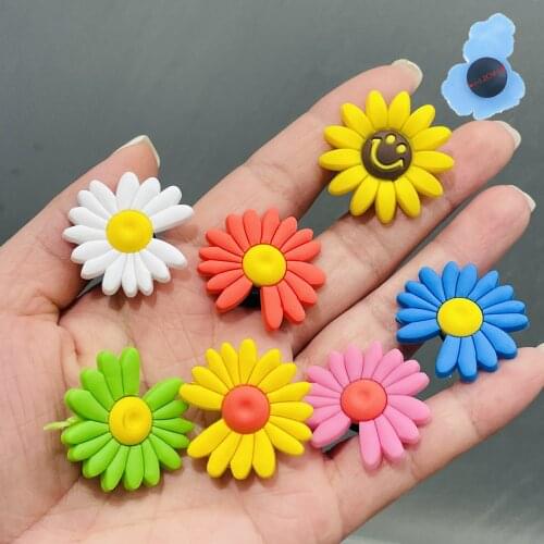 1PCS Daisy Flower Character Shoe Charms Embellishment Backapck fit wristbands Shoe decoration Shoe Buckle Kids Gift Croc Jibz