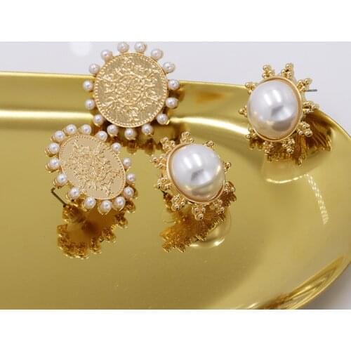 Fashion Golden Faux Pearl Coin Flower Stud Earrings Women Jewelry Luxury Palace Vintage Small Earrings Femme Ethnic Earring 2020