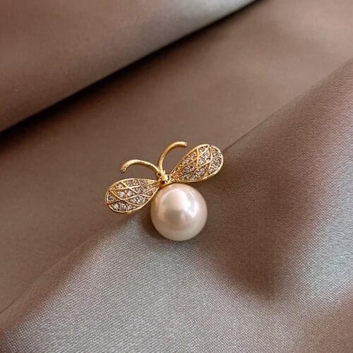 1PC New Rhinestone Butterfly Collar Pin Shirt Dress Jewelry Mini Sweet Gold Color Big Imitation Pearl Brooch Pins Gifts