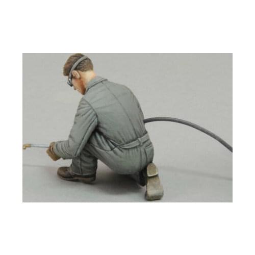 New Unassembled 1/35 ancient repaires Mechanic woker squat Resin Figure Unpainted Model Kit