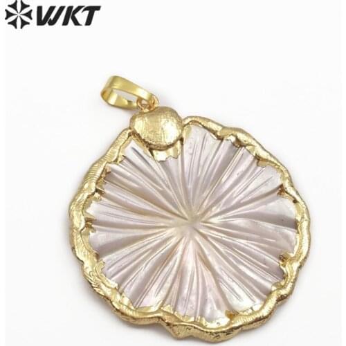 WT-JP097 White Shell Pendant Jewelry Carved Sea Shell With Gold Bezel Floral Shape Pendant For Shell Necklace Jewelry Boho Gift