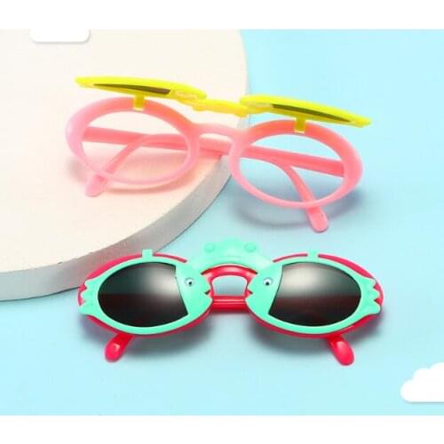 Happy Fish Design Kids Sunglasses Oval Flip Children Eyewear 6 Colors Cute Small Baby Eyeglasses UV400 Sun Glasses Gafas de sol
