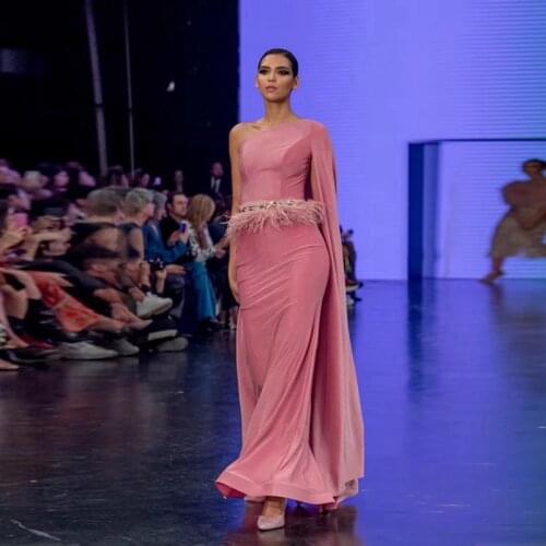 New Fashion Show 2019 Summer Runway Dress Coral Red Feathers One Shoulder Long Dress Elegant Celebrity Party Dresses Vestidos
