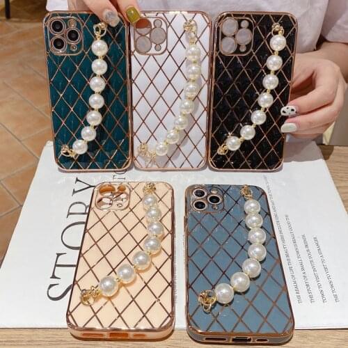 Luxury Gold Plating Geometric Wrist Strap Chain Bracelet Case for iPhone 12 Mini 11 Pro XS Max Pearl Wristband Hand Holder Cover