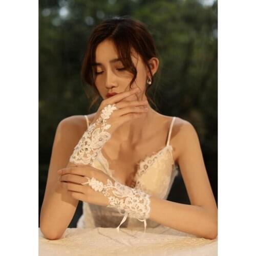 2021 New Design Fingerless Wrist Length Lace Appliques White Bridal Wedding Gloves With Beaded And Flower Wedding Accessories
