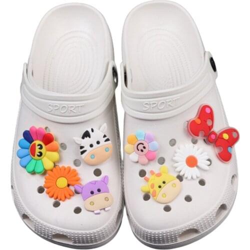 Hole Slippers Shoe Buckle Anime Cute Chars Croc Decoration Designer Sunflower Cow Accesoire Garden Shoe Decoration Kid Gift