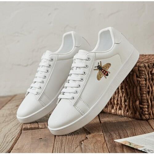 Fashion Bee Embroidery Unisex White Sneakers Men Comfort Soft Leather Women Sport Shoes Skateboard Low Flat Bee Shoes Men Casual