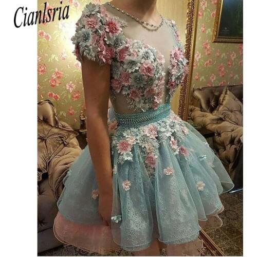 Stunning Crystals Lace Homecoming Dresses Sheer Jewel Neck 3D Appliqued Short Prom Gowns Cheap Covered Buttons Back Cocktail