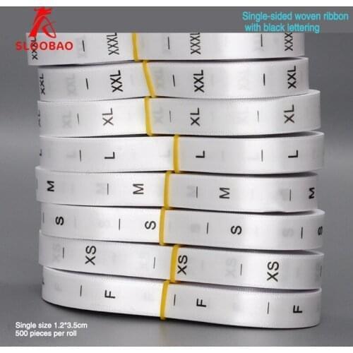 1000pcs / reel pengiriman gratis bahan satin garmen label ukuran, Tag latar belakang putih huruf hitam, Label pakaian ukuran