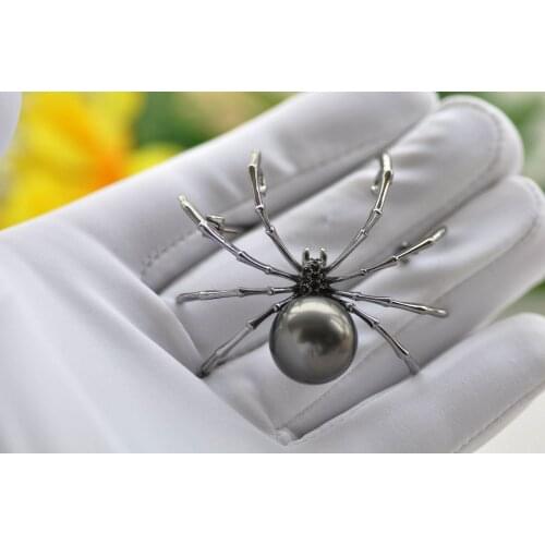 P7592 16mm Black Shell Pearl Arachnid Brooch
