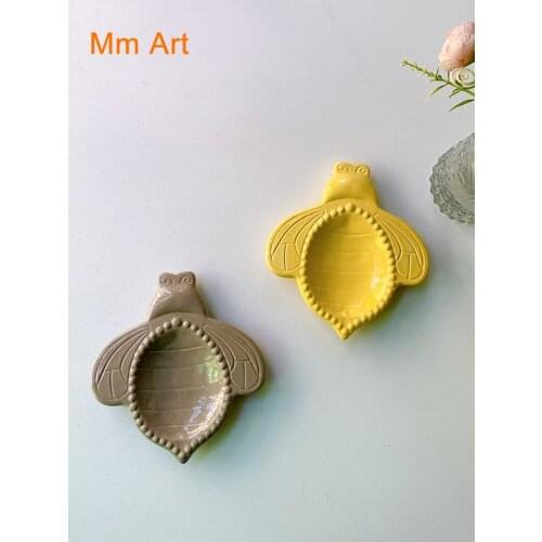 Little Bee Small Ceramic Dish Bead Point Relief Bee Shape Soy Sauce Plate Storage Dish Dry Oil Disc