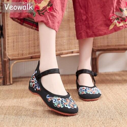 Veowalk Woman Handmade Old Peking Shoes Flat Heel Demin Flats Womens Flower Embroidery Soft Sole Ladies Casual Walking Shoes
