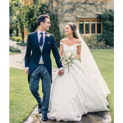 Elegant Long Off Shoulder Wedding Dresses with Pockets Ivory V-Neck Corset Back Satin Robes De Mariée Bridal Gown For Women