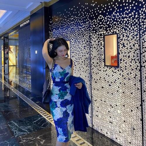 V-neck Suspender Dress 2021 New Temperament Slim Skirt