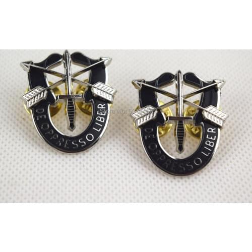 PAIR US ARMY SPECIAL FORCES SF HAT PIN MOTTO METAL BADGE CREST DUI BERET BADGE