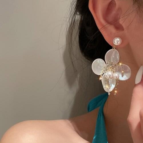 VSnow Korean Sweet White Arcylic Flower Dangle Earring for Women Shiny Rhinestones Faux Pearl Wedding Earring Jewelry Pendientes
