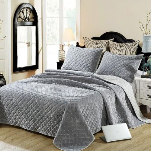 Winter Velvet Bedspreads Quilt Sets 3pcs Plush Embroidered Bed Cover with 2 Pillowcase King Queen Size Blanket on Bed