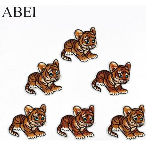 10pcs/lot New Embroidered Lifelike Cat Patches Iron On Animals Appliques Coat Motif Badge Diy Stickers Jeans Bags Shoes Patch