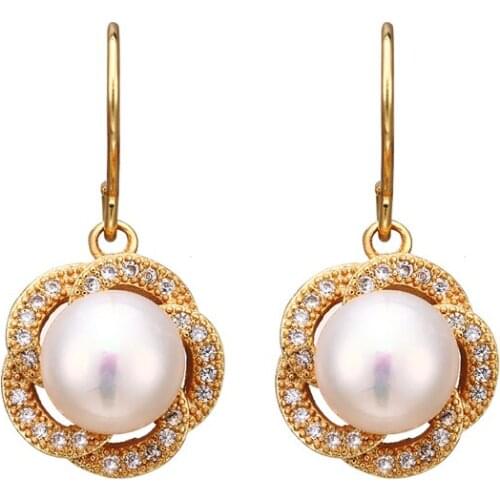 Bettyue New Design Exquisite Flower Shape Pearl In The Middle Zirconia Earring For Women And Girls Eye-catching Dress Up