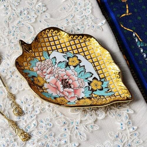 European style Court Western retro relief gilded flower ceramic pastry plate leaf tea cake plate gourmet plate