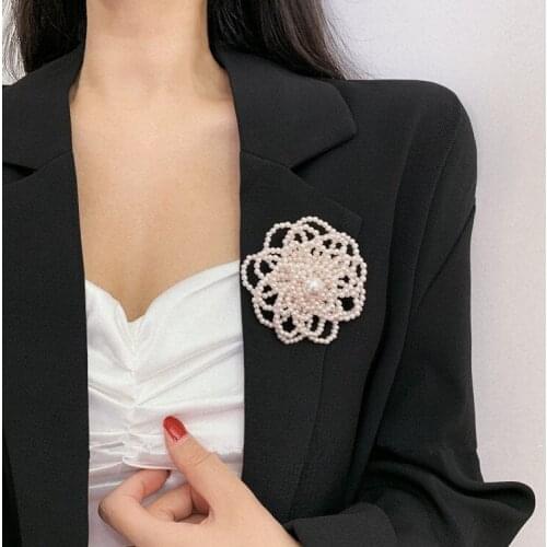 2021 Korean Chic Imitation Pearl Hollow Flower Pin Brooches For Women Vintage Elegant Fashion Brooches Clothing Accessories Gift