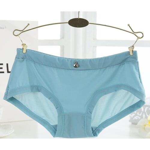 2021 Summer New Korean Ice Silk Seamless Womens Underwear Silky Soft Briefs Breathable Girl Student Underwear Lingerie Cute