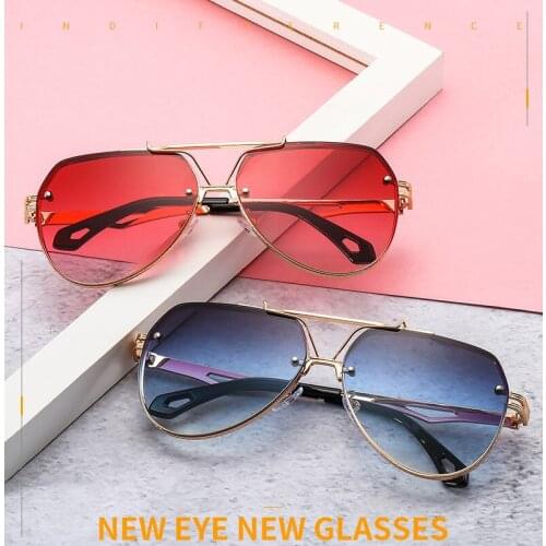 Fashion Luxury Racer Metal Style Gradient Men Womens Sunglasses Cool Rivets Vintage Brand Design Sunglasses Shades 2102
