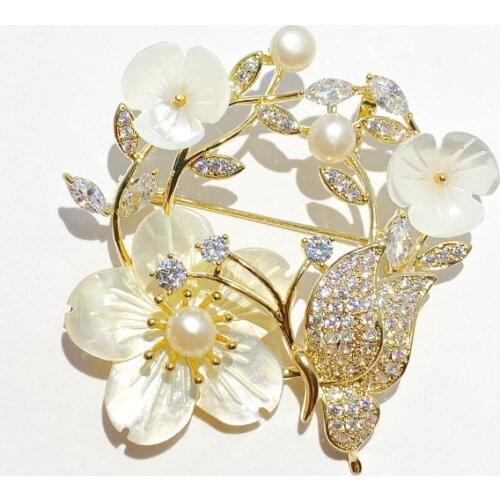Vintage Wreath Shell Brooch White Freshwater Pearls Corsage Pins For Women Suit Coat Elegant Jewelry Gold Brooches Zircon Broche