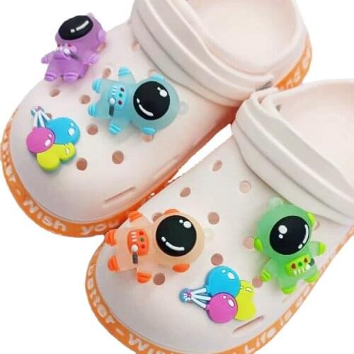 1Pcs PVC Three-dimensional Astronaut Shoe Buckle Hole Shoe Flower Jelly Color Garden Shoe Accessories