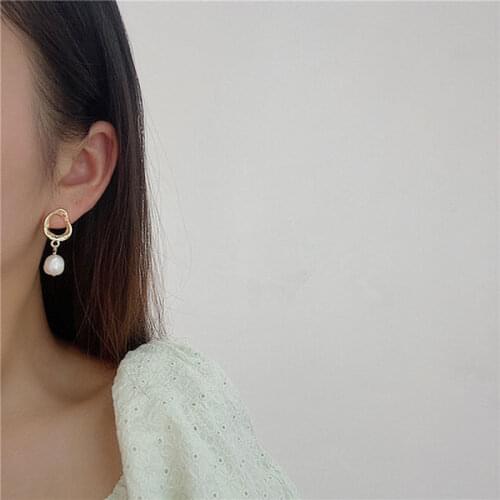 Fashion Women Earrings Geometric White Pearl Drop Earrings for Women Retro Golden Wedding Earrings 2021 Trend Jewelry New