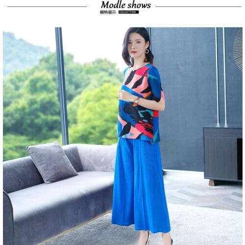 HOT SELLING Miyake Fashion fold short sleeve o-neck geometry print T-shirt + solid long Wide leg pants suit IN STOCK