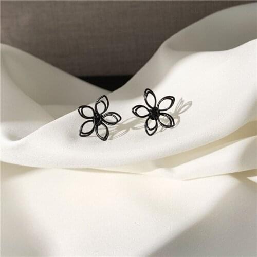 Flower earrings, simple hollow earrings, creative three-dimensional temperament, small earrings, womens jewelry accessories