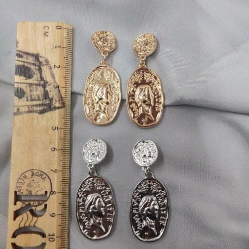 Jewelry earrings are retro and fashionable. The head of a celebrity looks like earrings and earrings. Female D52