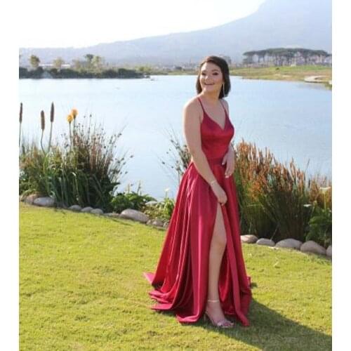 Elegant Long Satin Red V-Neck Prom Dresses with Pockets A-Line Criss Cross Back Court Train Robe De Soiree Formal Party Gown
