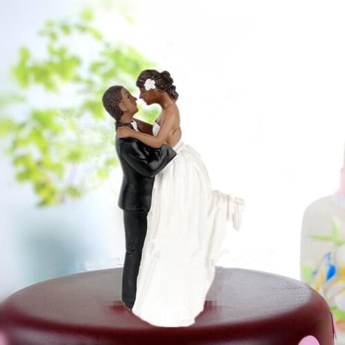 Resin Black Skin Couple Wedding Cake Topper Figurines Groom Holding Bride Cake Topper Figurine for Wedding Decoration Supplies